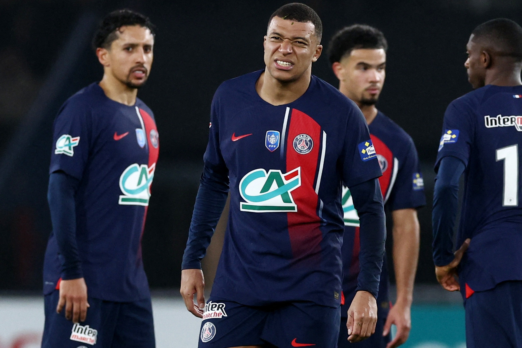 PSG run rẩy khi Mbappe bị vào bóng thô bạo