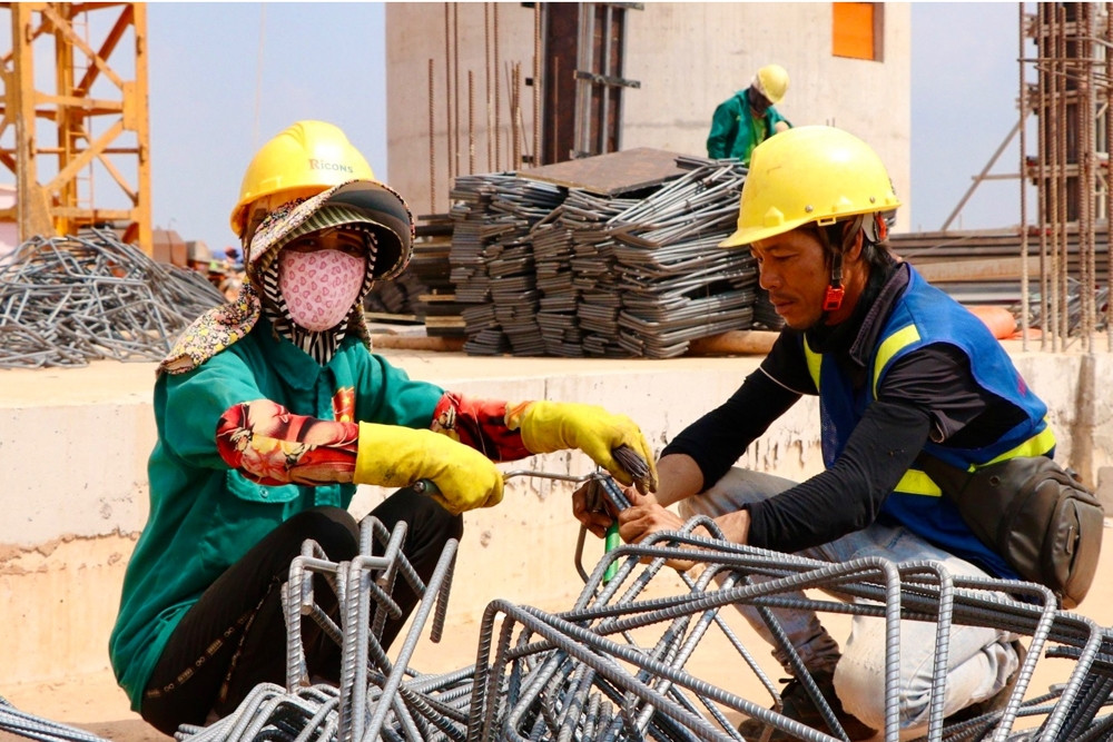 Xuyên Tết ở sân bay Long Thành, nhiều cặp vợ chồng cùng đón giao thừa