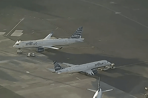 2 máy bay Airbus A321 va chạm trên đường băng 'sứt đuôi mẻ cánh'