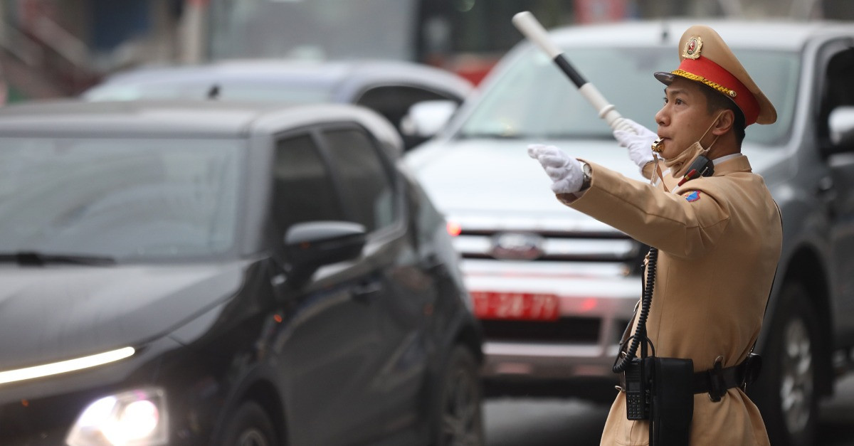 Hanoi police struggle with traffic jams before Tet holiday