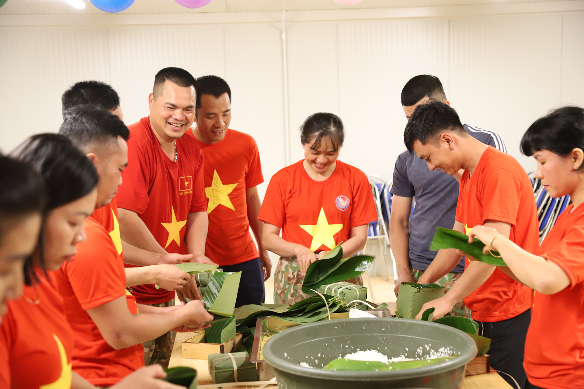 View - Lính mũ nồi xanh Liên Hợp Quốc học gói bánh chưng, dựng cây Nêu ở châu Phi