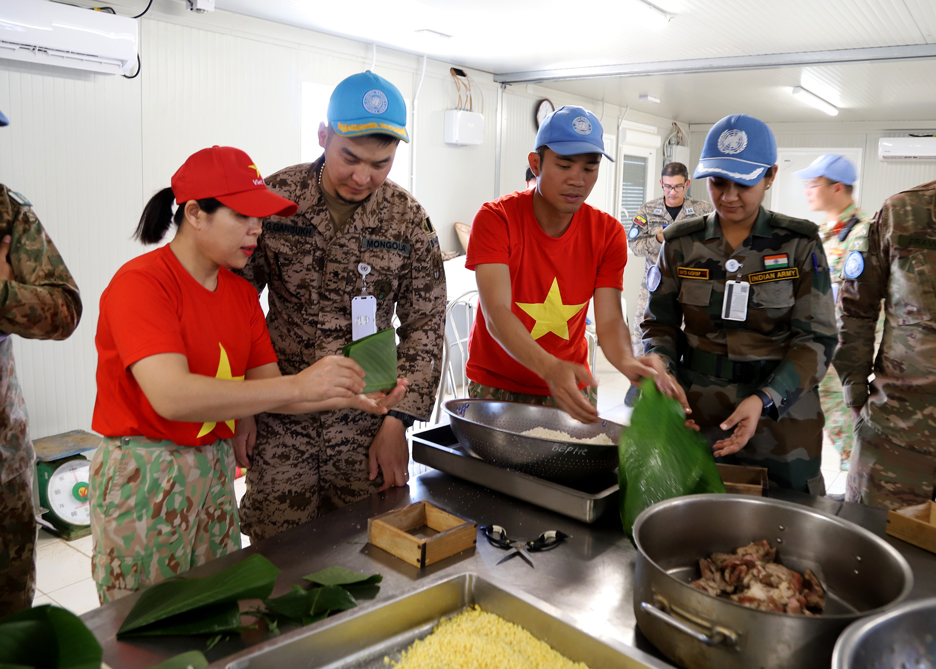 View - Lính mũ nồi xanh Liên Hợp Quốc học gói bánh chưng, dựng cây Nêu ở châu Phi