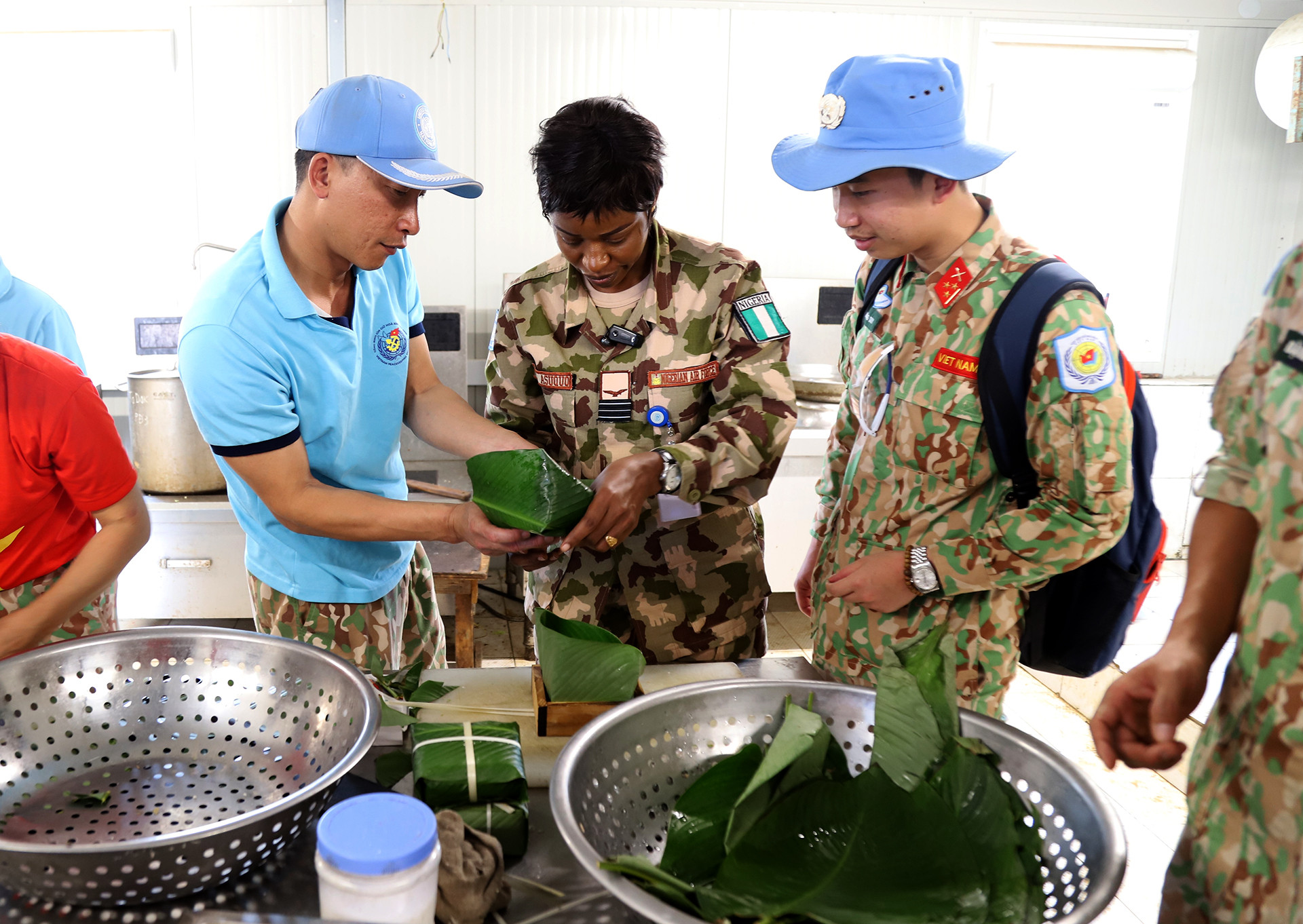 View - Lính mũ nồi xanh Liên Hợp Quốc học gói bánh chưng, dựng cây Nêu ở châu Phi