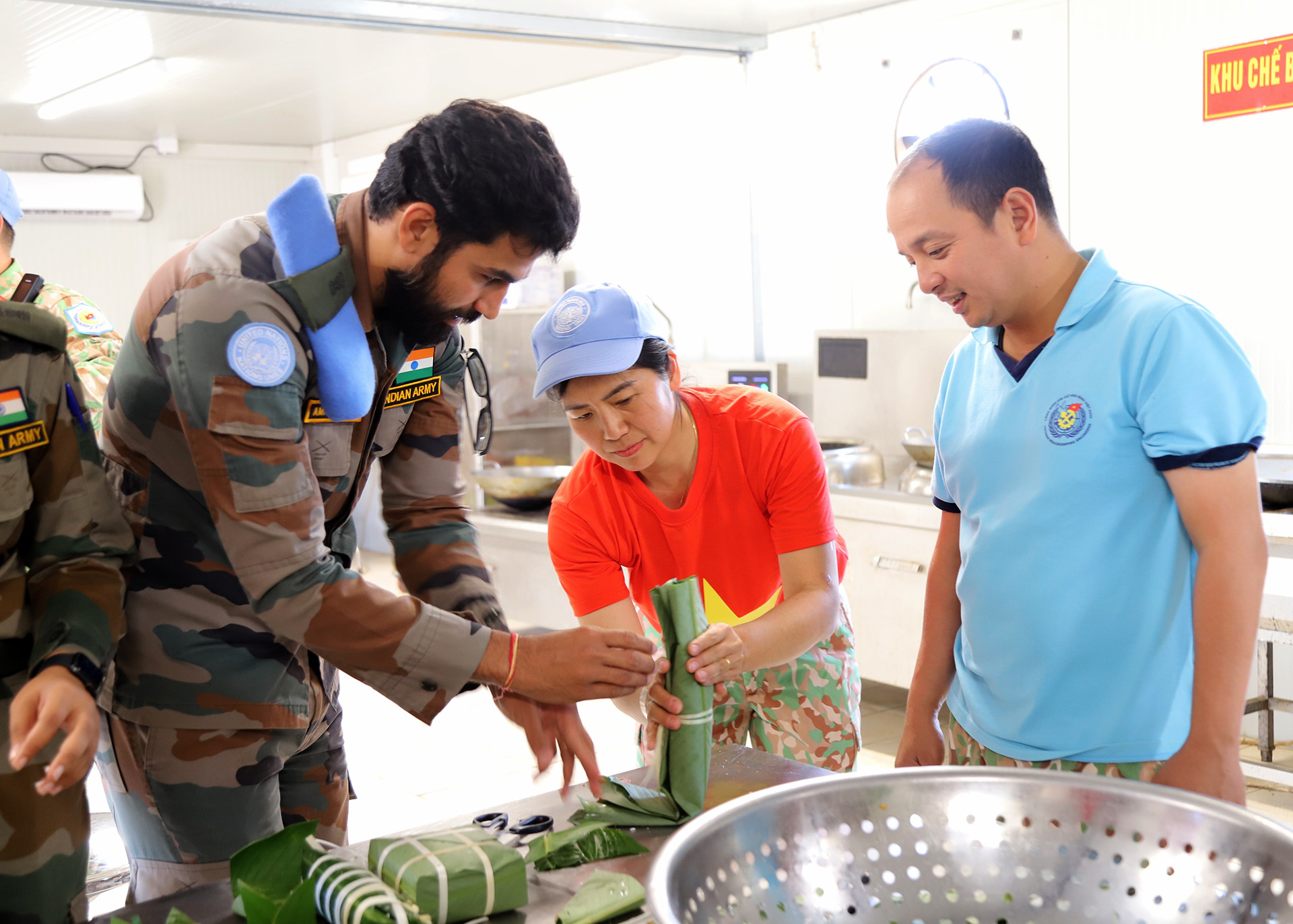 View - Lính mũ nồi xanh Liên Hợp Quốc học gói bánh chưng, dựng cây Nêu ở châu Phi