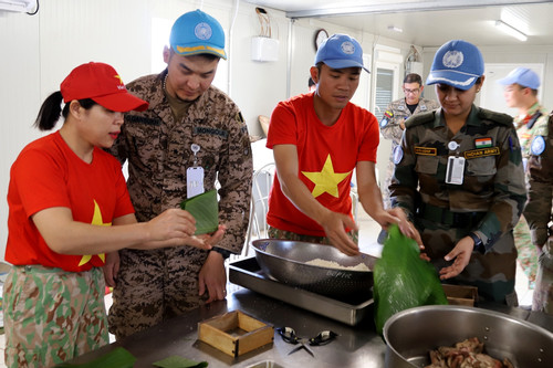 Lính mũ nồi xanh Liên Hợp Quốc học gói bánh chưng, dựng cây nêu ở châu Phi