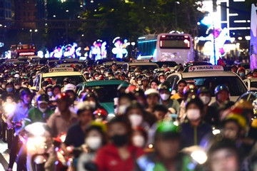 Người dân đổ vào trung tâm TP.HCM đón năm mới, nhiều tuyến đường ùn tắc