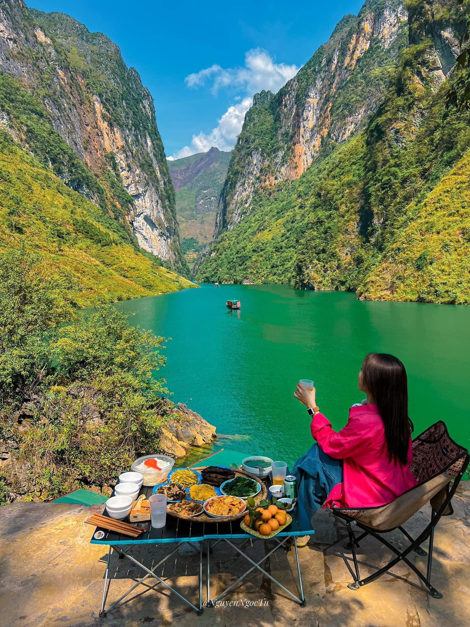 Thư giãn bên dòng sông Nho Quế luôn mang đến những trải nghiệm không thể nào quên trong đời - Ảnh: cungdi.net.