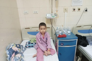 Trao hơn 71 triệu đồng đến bé Lương Thúy Hạnh bị ung thư xương