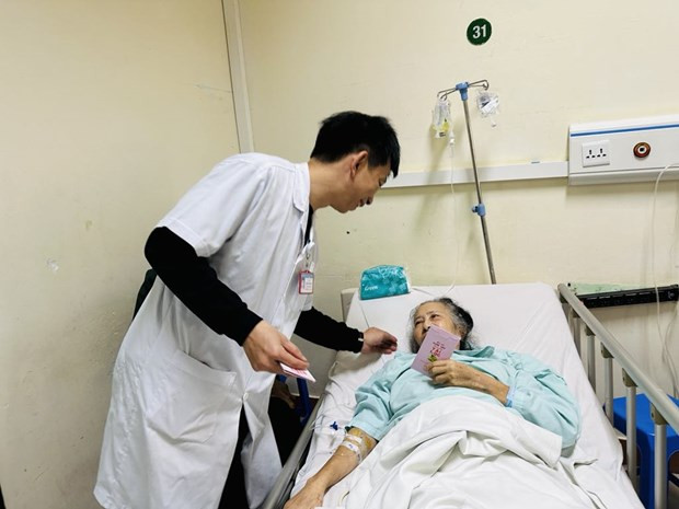 Health establishments in Hanoi ready to serve during Tet hinh anh 1