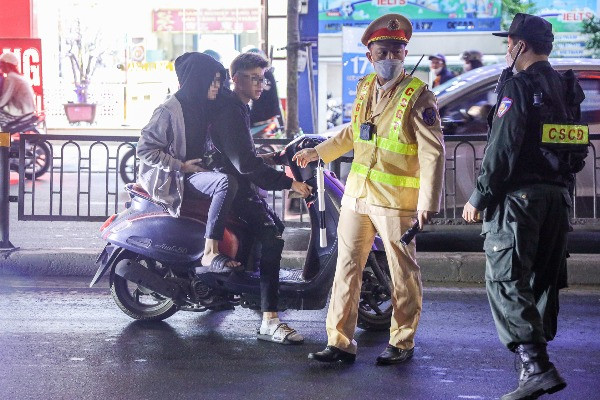 CSGT Hà Nội 'bám đường' xuyên đêm, xuyên Tết