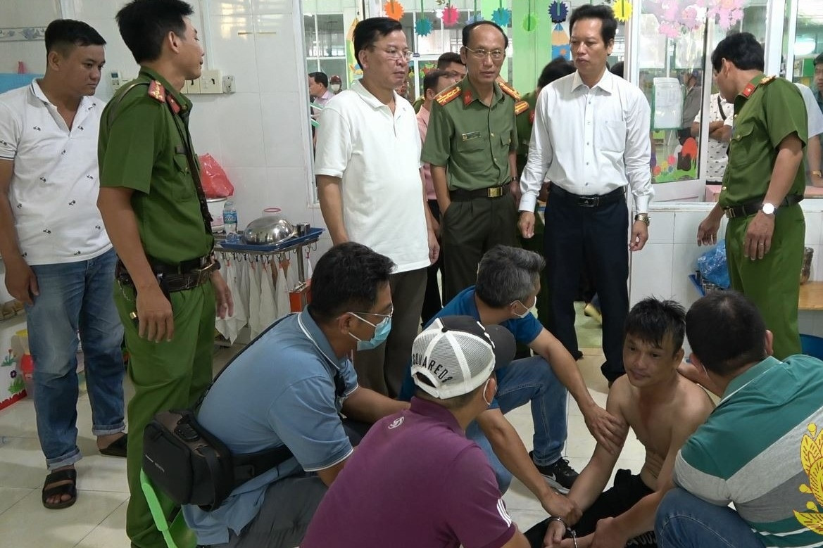 90 phút căng thẳng giải cứu 3 bé bị kẻ 'ngáo đá' cầm dao khống chế tại trường