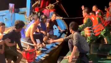 Ba Ria - Vung Tau hands over 11 saved foreign sailors to consulates general