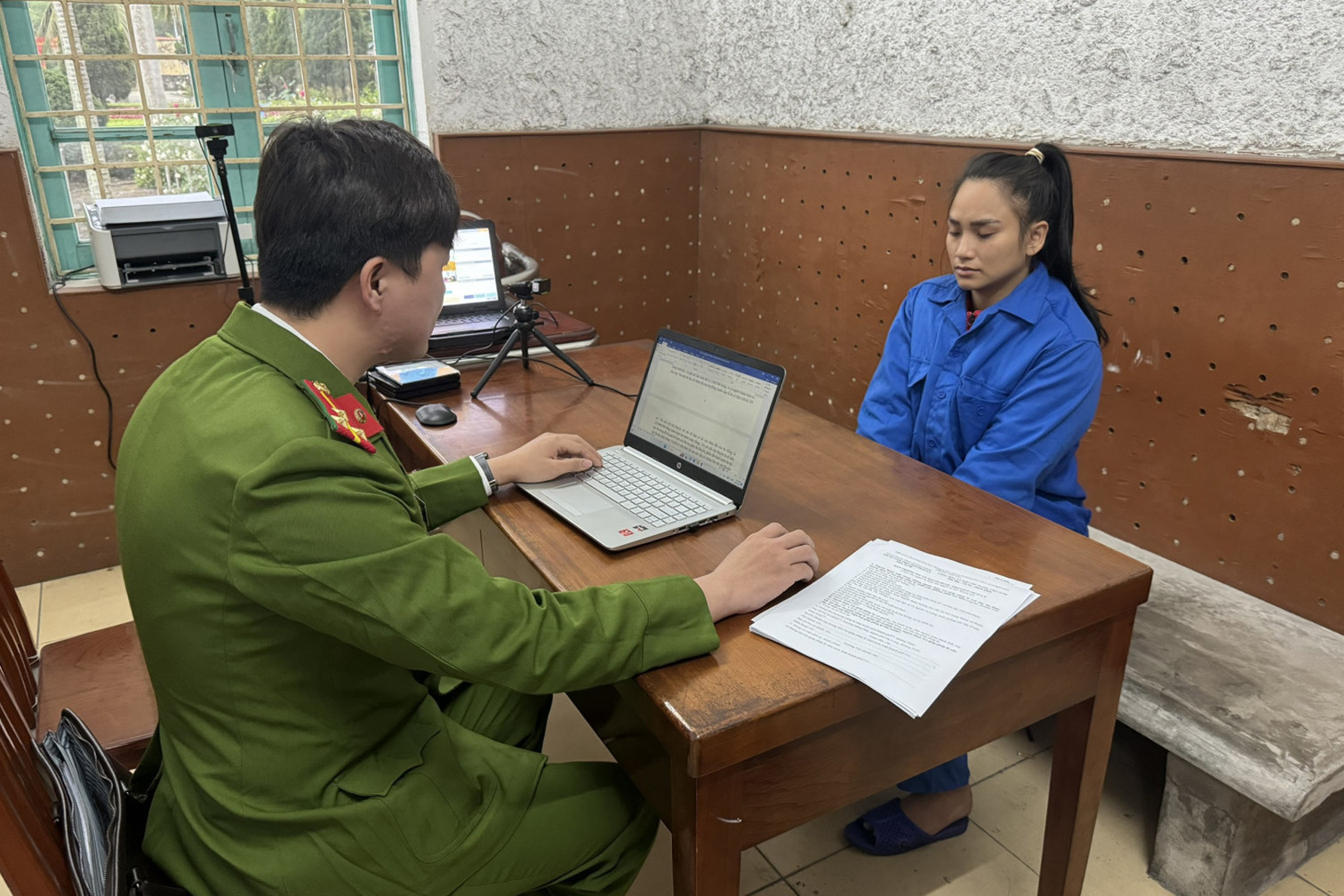 can bo dieu tra lay loi khai doi tuong le thu hong ngoc.jpeg