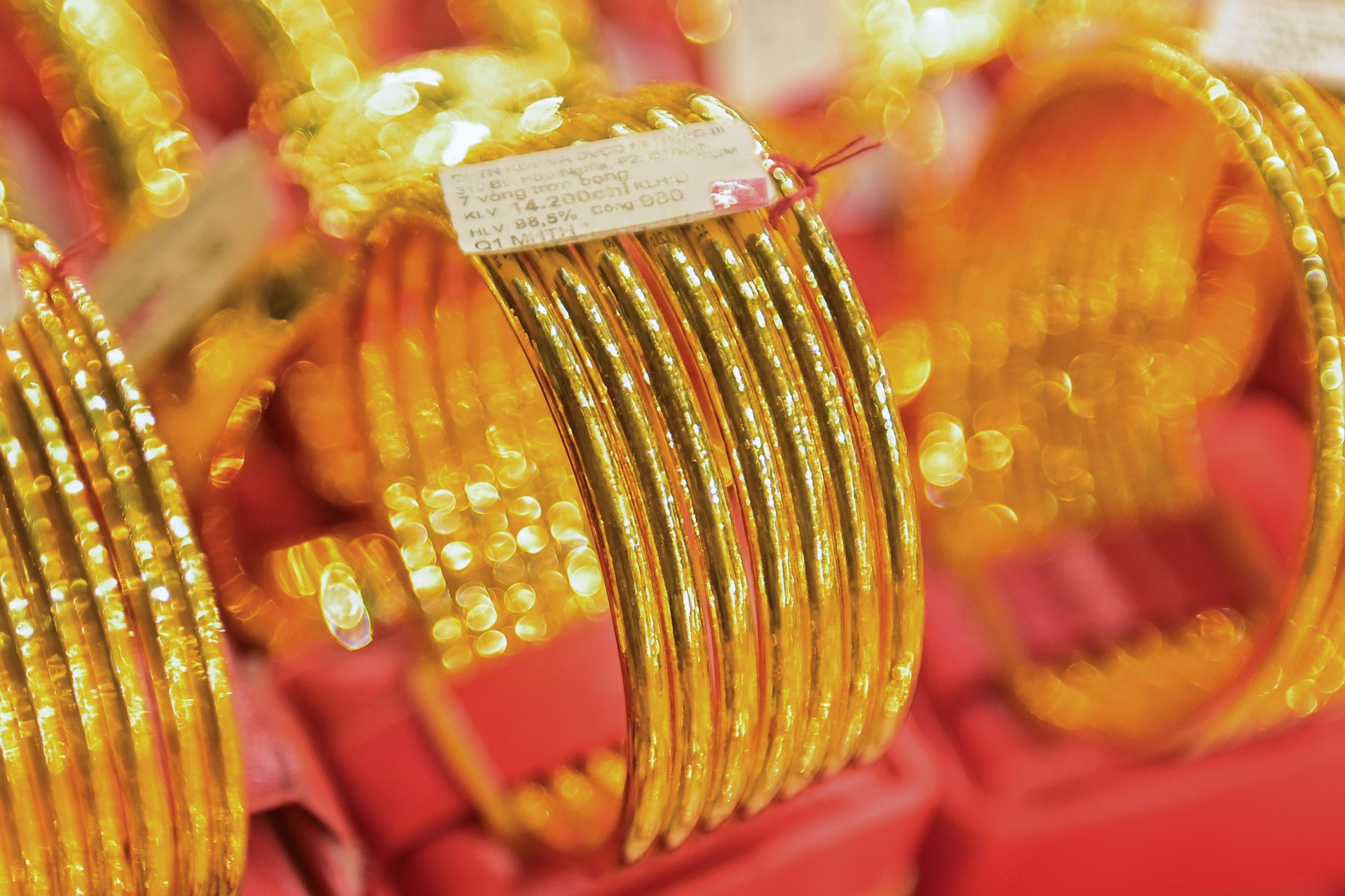 Gold price hits record high, exchange rate close to historic peak