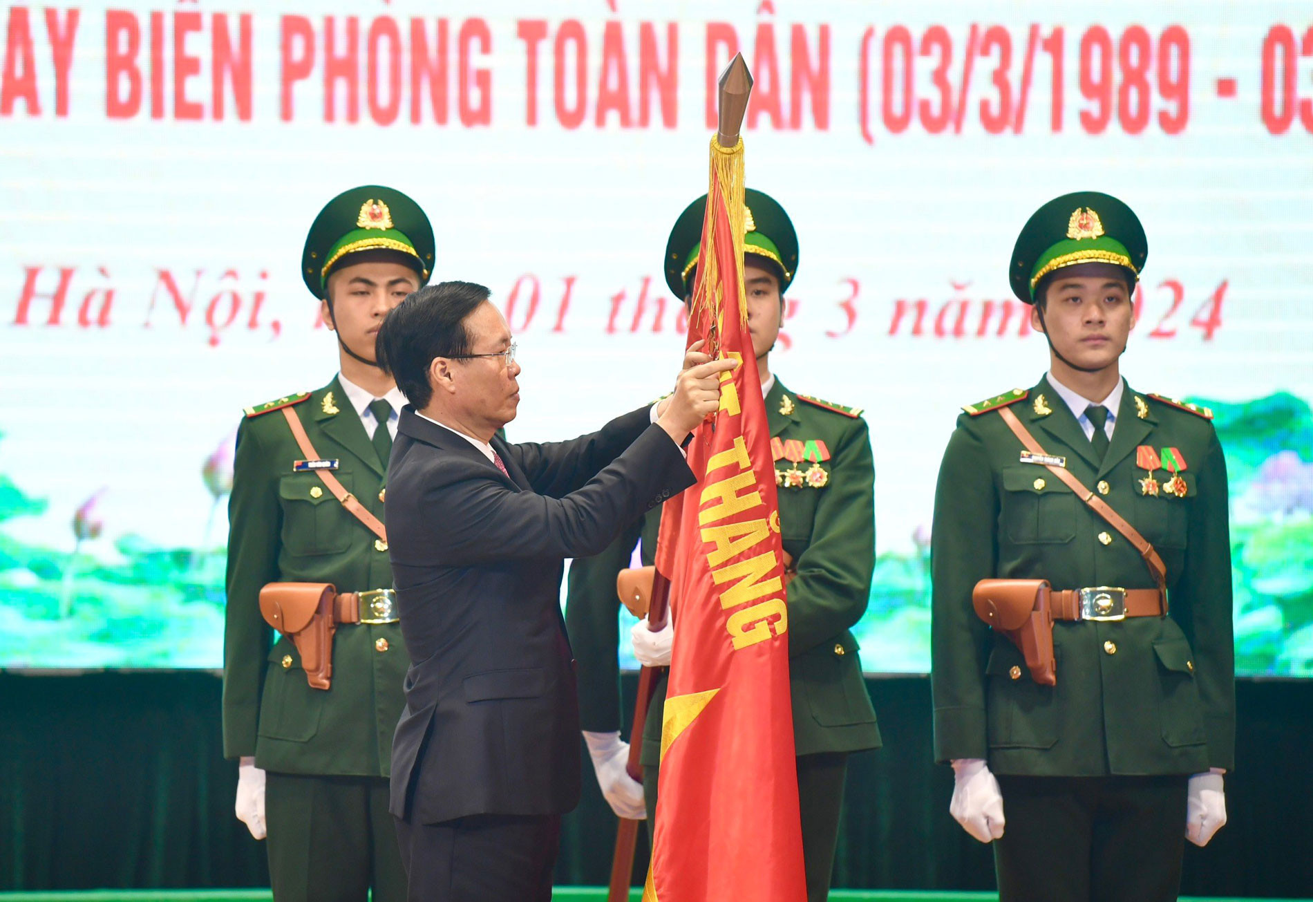 Chủ tịch nước Võ Văn Thưởng trao Huân chương Chiến công hạng Nhì cho BĐBP. Ảnh: Quang Nguyễn