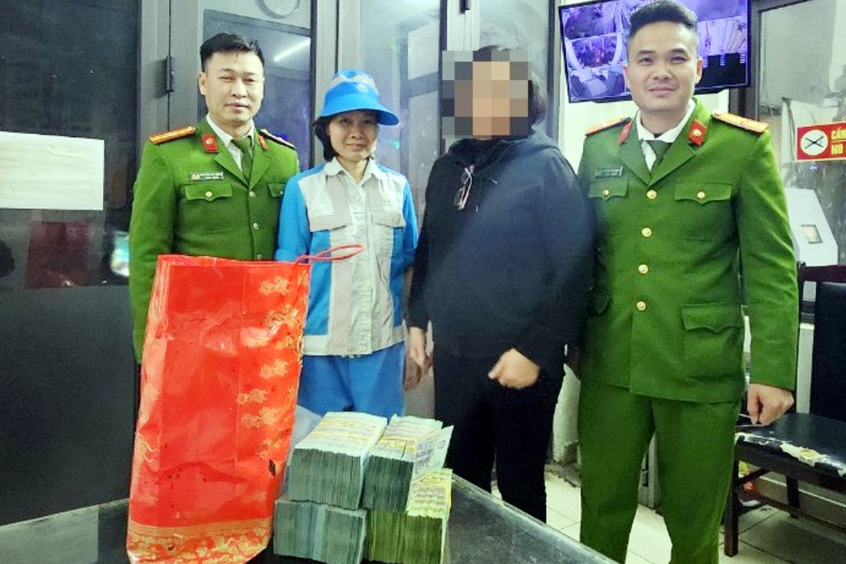 Người đàn ông ở Hà Nội mang túi tiền hơn 1,1 tỷ đồng bỏ vào thùng rác