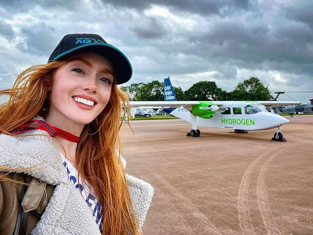 View - Ứng viên sáng giá Miss World 2023: Đam mê lái máy bay, quá khứ nhiều vết 'sẹo'