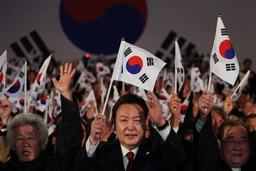 Tổng thống Hàn Quốc muốn thắt chặt quan hệ với Nhật Bản để ứng phó Triều Tiên