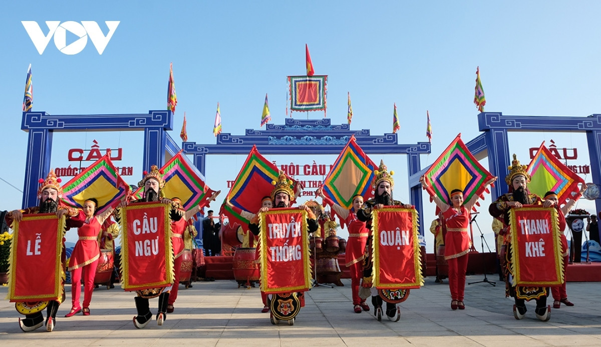 unique cau ngu festival in da nang excites fishermen picture 2