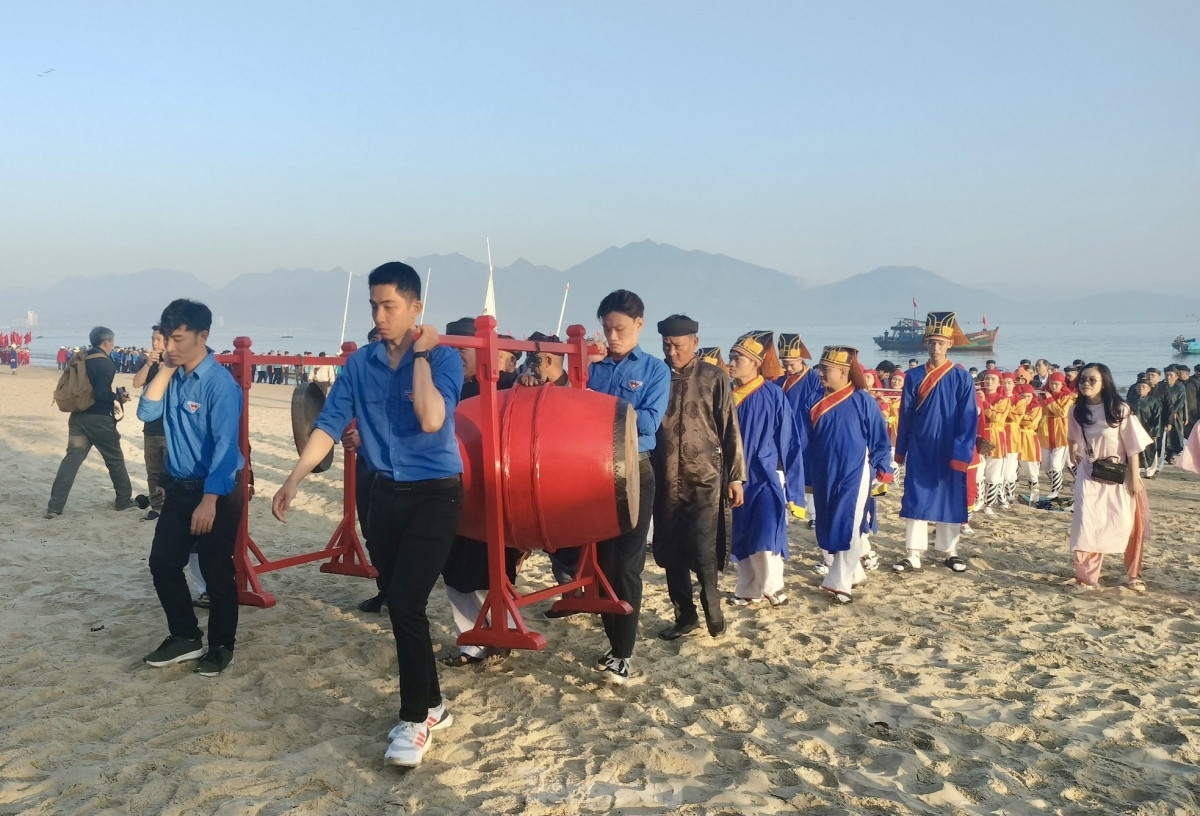 unique cau ngu festival in da nang excites fishermen picture 6