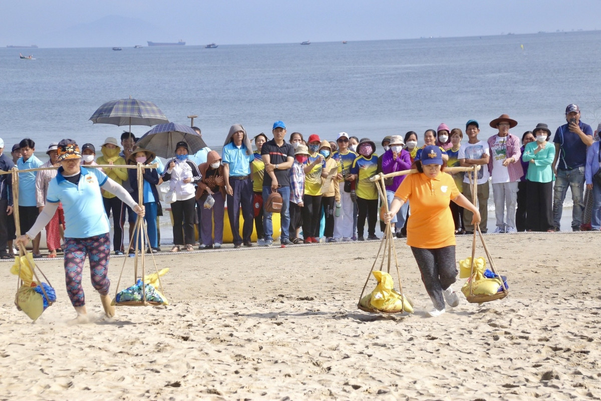 unique cau ngu festival in da nang excites fishermen picture 10