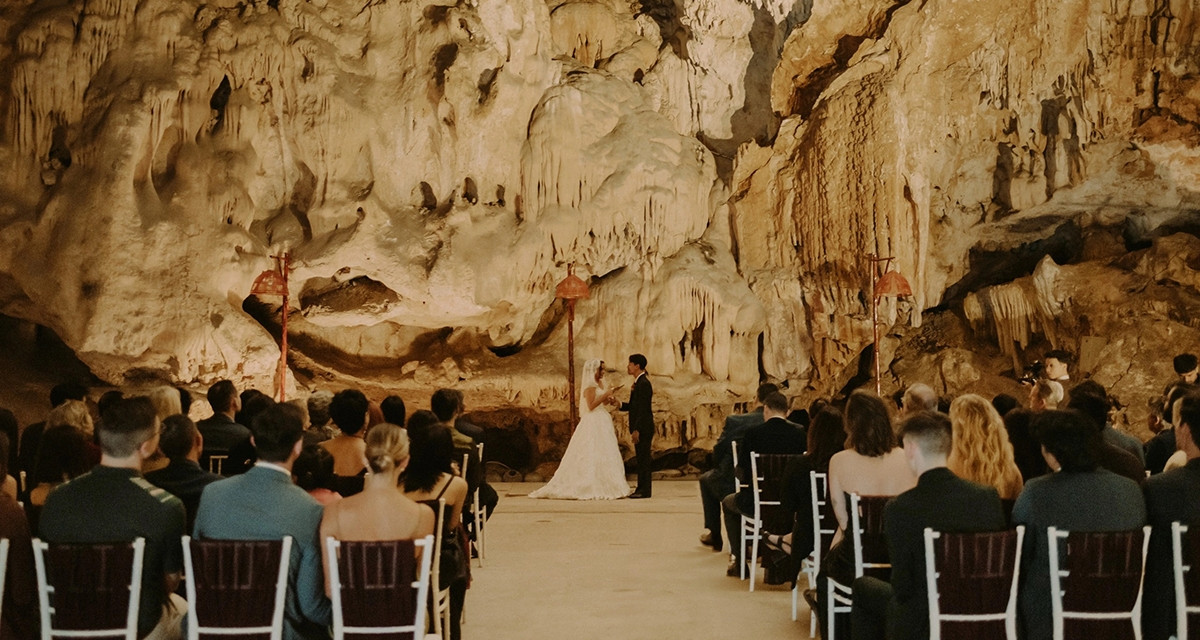 View - Cặp đôi làm lễ cưới trong hang động ở Quảng Ninh khiến quan khách trầm trồ