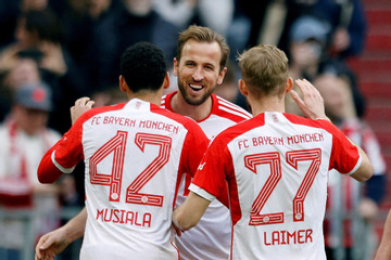 Harry Kane lập hat-trick, Bayern Munich thắng trận 8-1