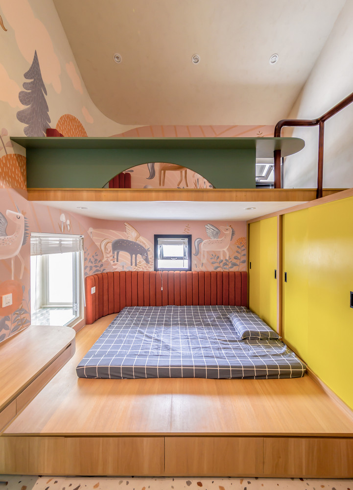 Phòng ngủ của trẻ nhỏ sử dụng gam màu sinh động.