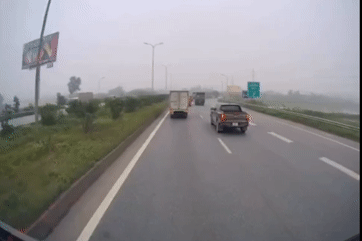 Nóng trên đường: Ô tô tải đi 50 km/h bám làn trái vẫn tông vào 2 xe trên cao tốc