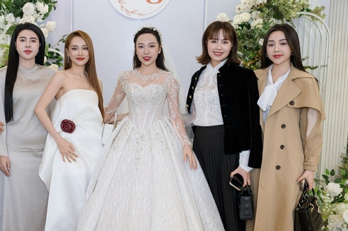 NSND Thu Hà, Hồng Diễm, Nhã Phương dự hôn lễ của Kim Oanh và chồng người mẫu