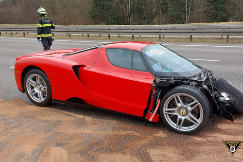 Siêu xe Ferrari Enzo giá hơn 3 triệu USD gặp tai nạn do nhân viên lái thử