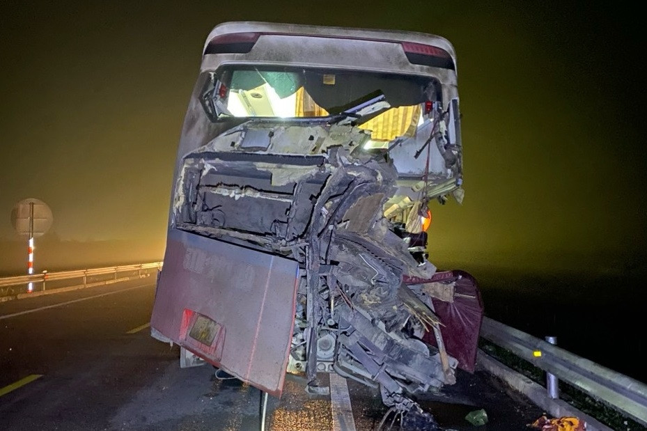 Tai nạn xe khách trên cao tốc Cam Lộ - La Sơn, ít nhất 2 người tử vong