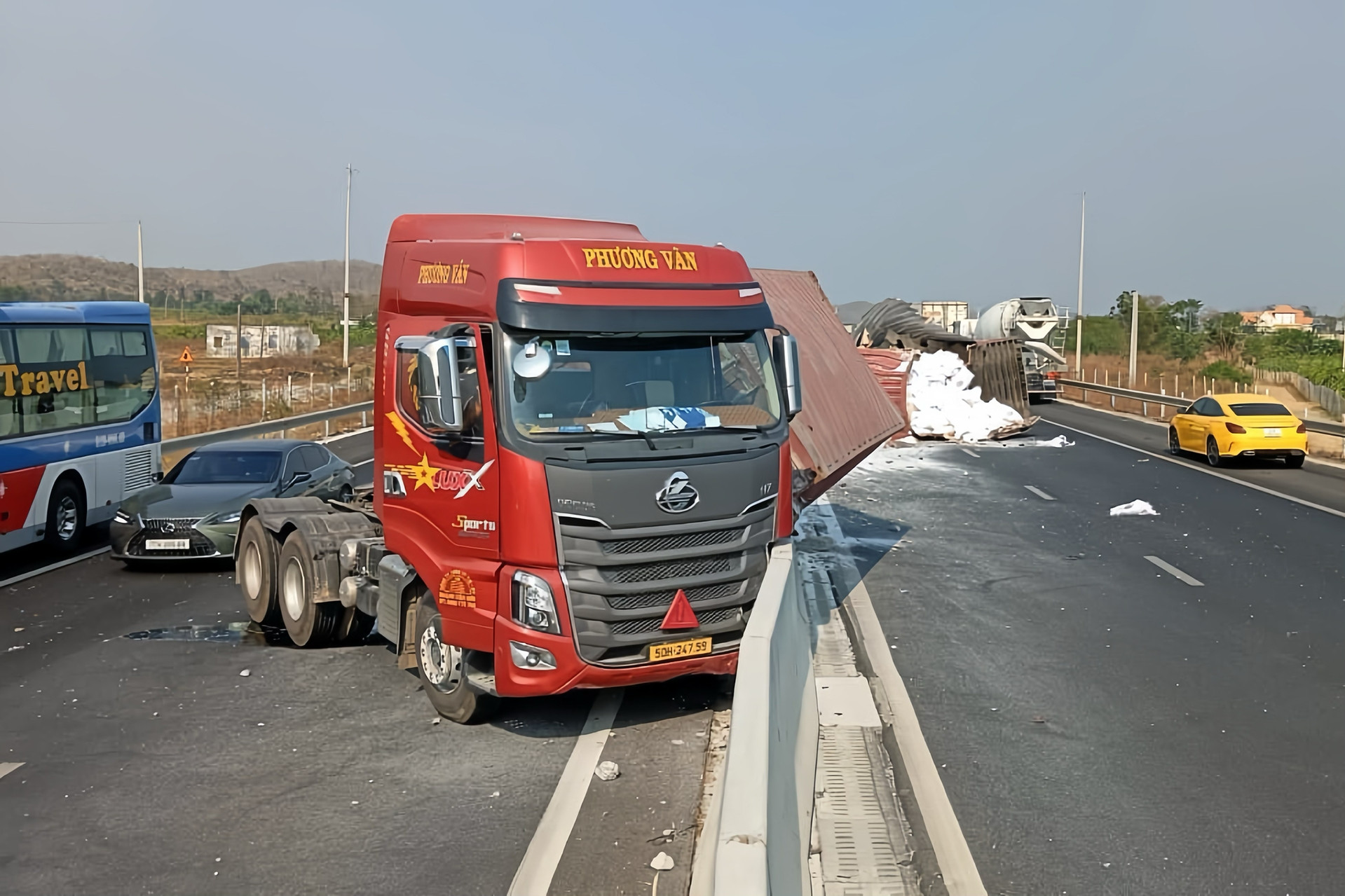 Xe đang lưu thông, 2 thùng container rơi xuống cao tốc Phan Thiết - Dầu Giây