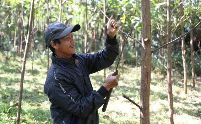 anh 2 Ông Hồ Phình là người đầu tiên ở Bản Kè, xã Lâm Hoá viết đơn xin ra khỏi hộ nghèo. Ảnh: CTV.jpg