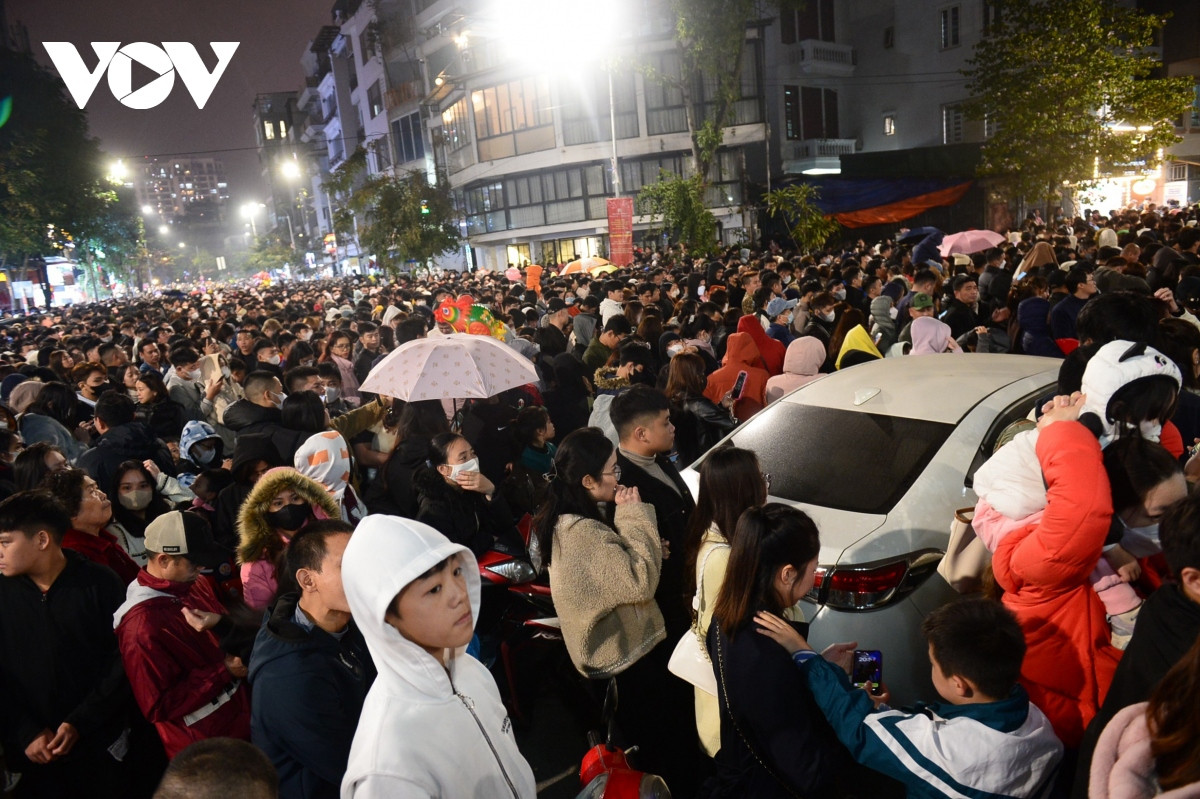 another impressive drone light show entertains visitors in hanoi picture 1