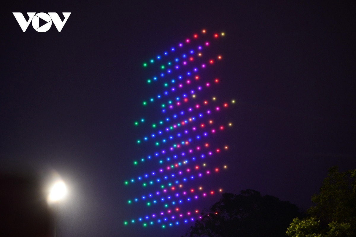another impressive drone light show entertains visitors in hanoi picture 2