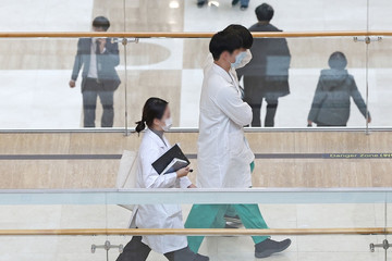 Hàn Quốc gửi thông báo đình chỉ giấy phép hành nghề tới 5.000 bác sĩ