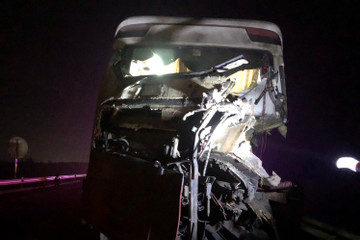 Hiện trường tai nạn thảm khốc trên cao tốc Cam Lộ - La Sơn, 11 người thương vong