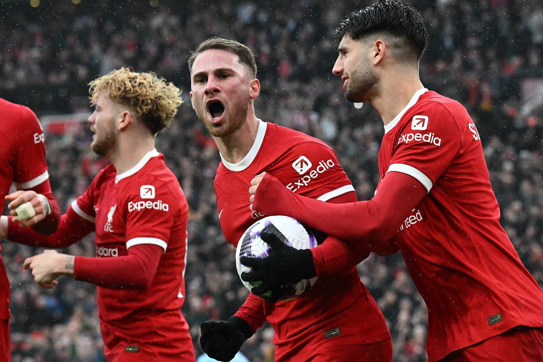 Liverpool hòa nghẹt thở Man City: Đỉnh cao nghệ thuật và cảm xúc