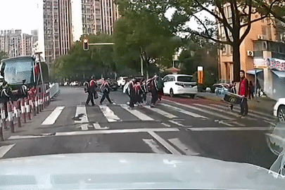Nữ tài xế điều khiển ô tô vượt đèn đỏ, đâm trúng nhóm học sinh đi bộ sang đường