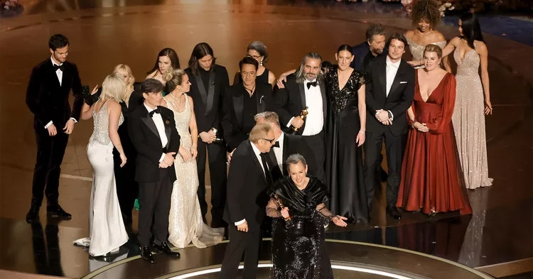 Robert Downey Jr. và vợ trên thảm đỏ Oscar. 