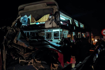 Tai nạn 2 người tử vong trên cao tốc Cam Lộ - La Sơn, soi hạn đăng kiểm xe khách