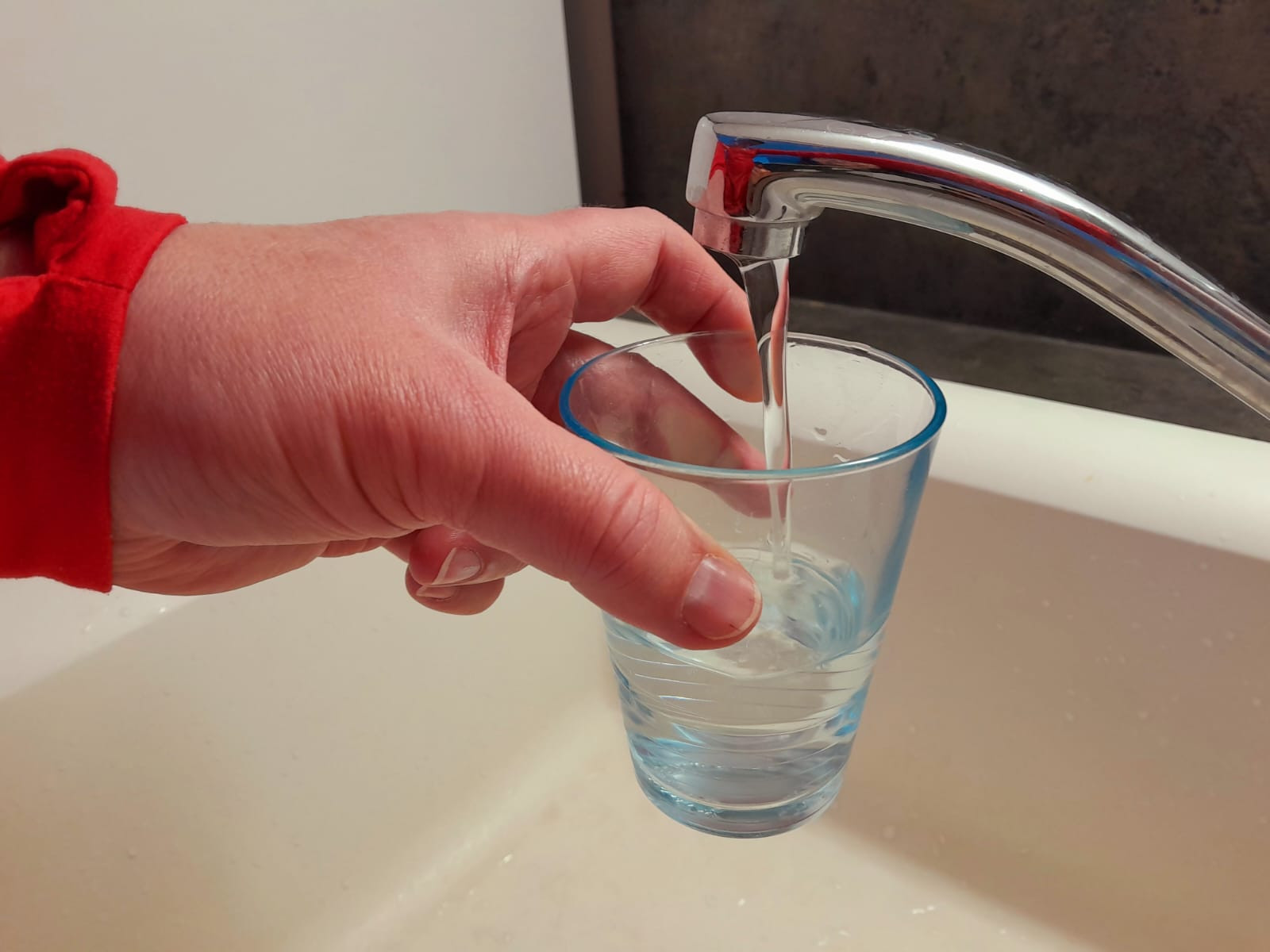 21 uong nuoc may tai nha.jpeg