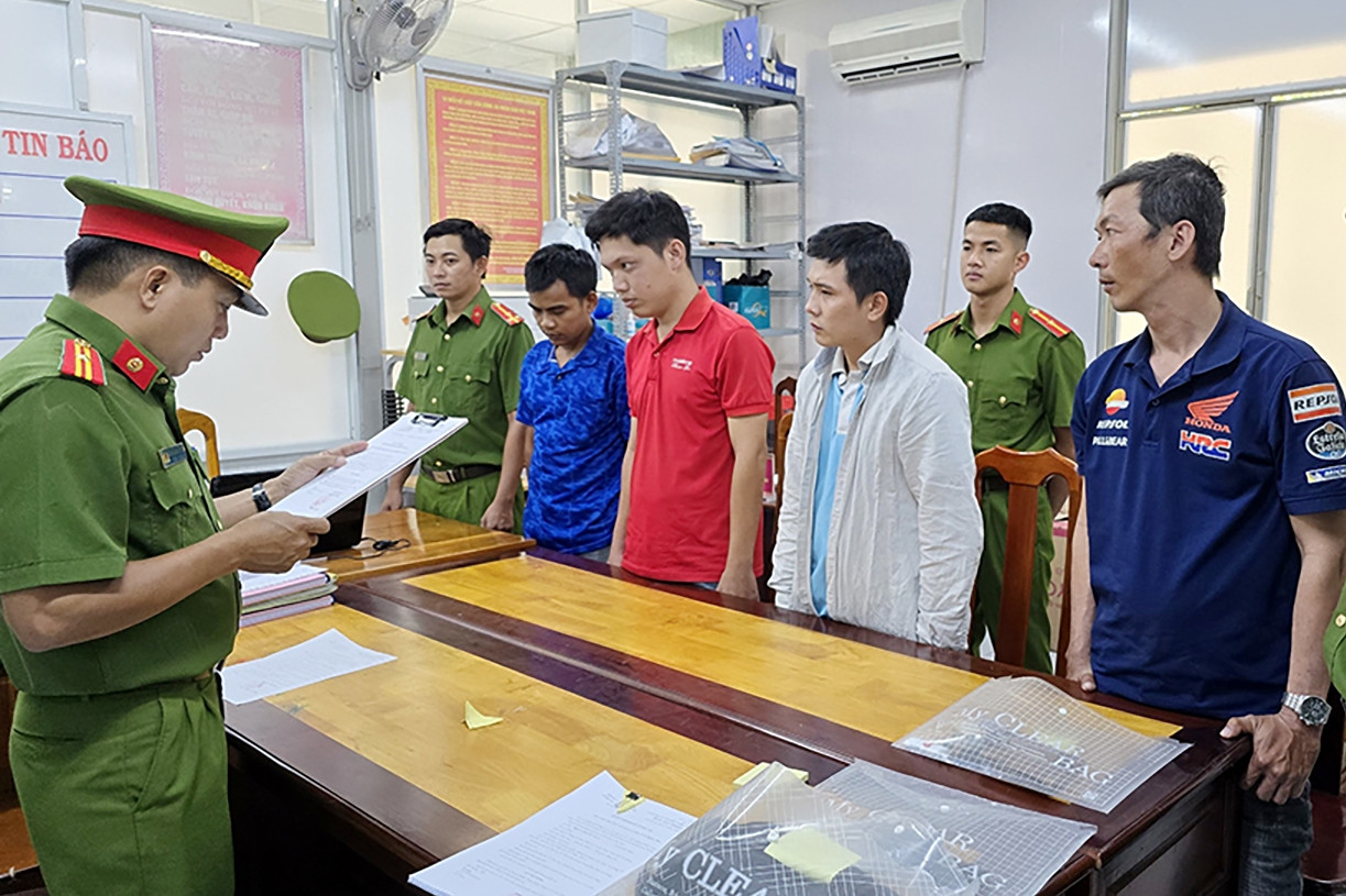 Bắt nhóm nhân viên công ty giao hàng nhanh ở An Giang