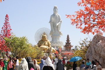 ﻿Exploring largest pagoda in Ben Tre