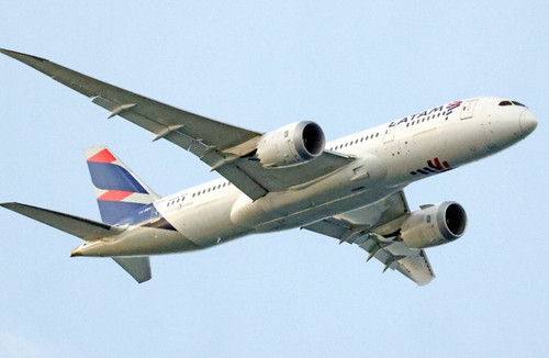 Máy bay Boeing 787-9 rơi tự do giữa trời, gần 20 hành khách văng lên nóc cabin