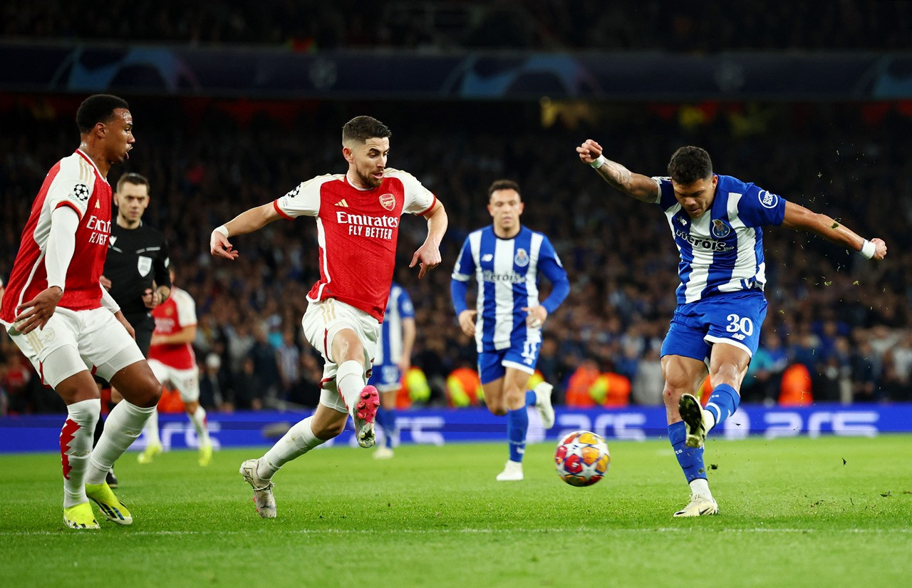 Trận lượt về vòng 1/8 giữa Arsenal và Porto diễn ra căng thẳng và giằng co trên sân Emirates 