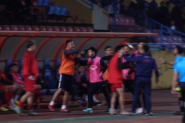 Ban huấn luyện Hà Tĩnh phản ứng dữ dội với trọng tài trong trận thua 1-2 Hà Nội
