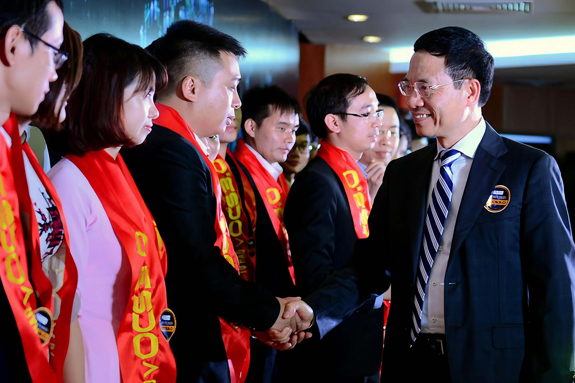 Bộ trưởng Nguyễn Mạnh Hùng giao lưu với thanh niên.jpg