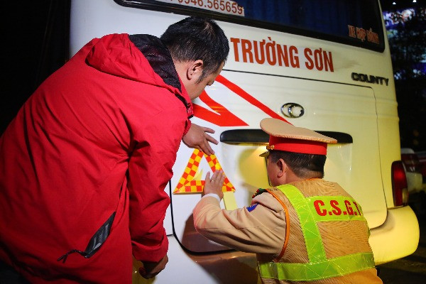 CSGT xuyên đêm dán phản quang, hướng dẫn tài xế xử lý sự cố trên cao tốc